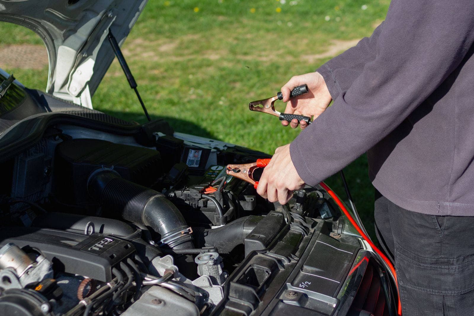 Jump-starting a car battery with jumper cables after a deep discharge