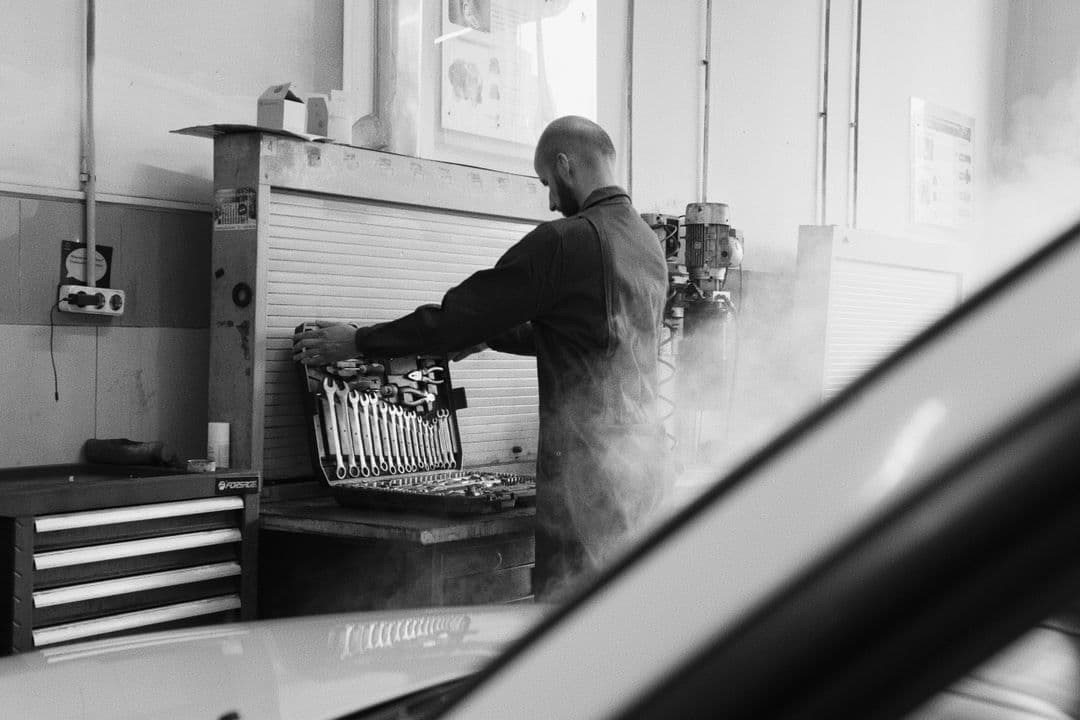 Installing parts in a garage, the moment to log a modification in a build log